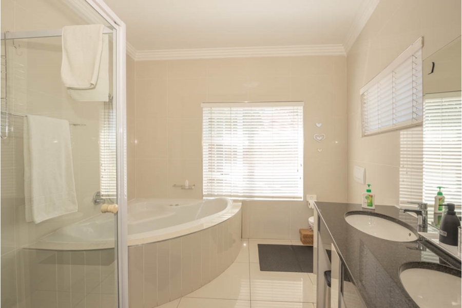 6 Bedroom Property for Sale in Humerail Eastern Cape